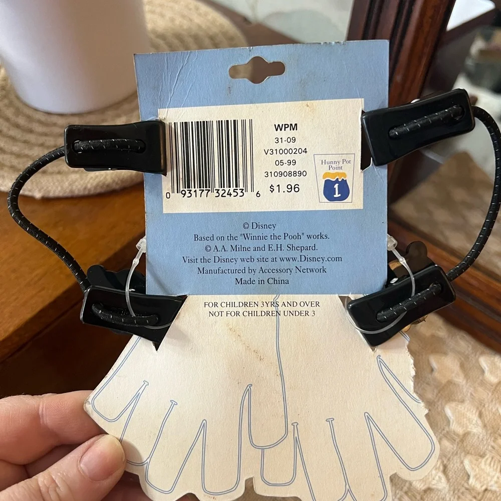 DISNEY Vintage *NEW OLD STOCK* Winnie the Pooh Glove Clips for Kids Yellow Red‎